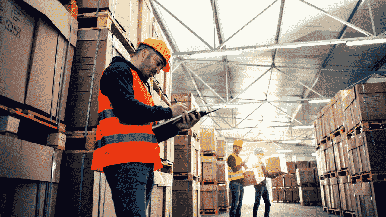 Працівник складу товарів для дому