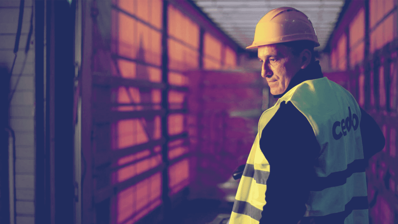 Працівник на виробництві CEDO