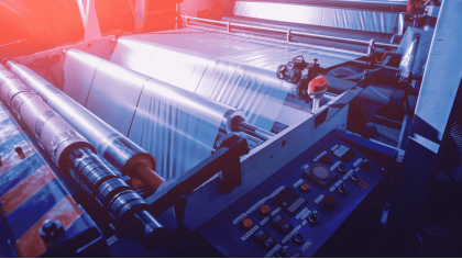 Працівник продукції на виготовленні пакетів для сміття