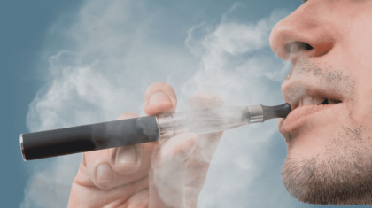 Працівник на упаковці масел для електронних сигарет