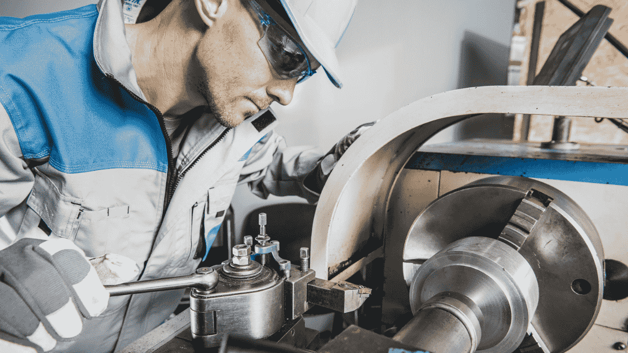 Токар на підприємстві Grupa Marat 