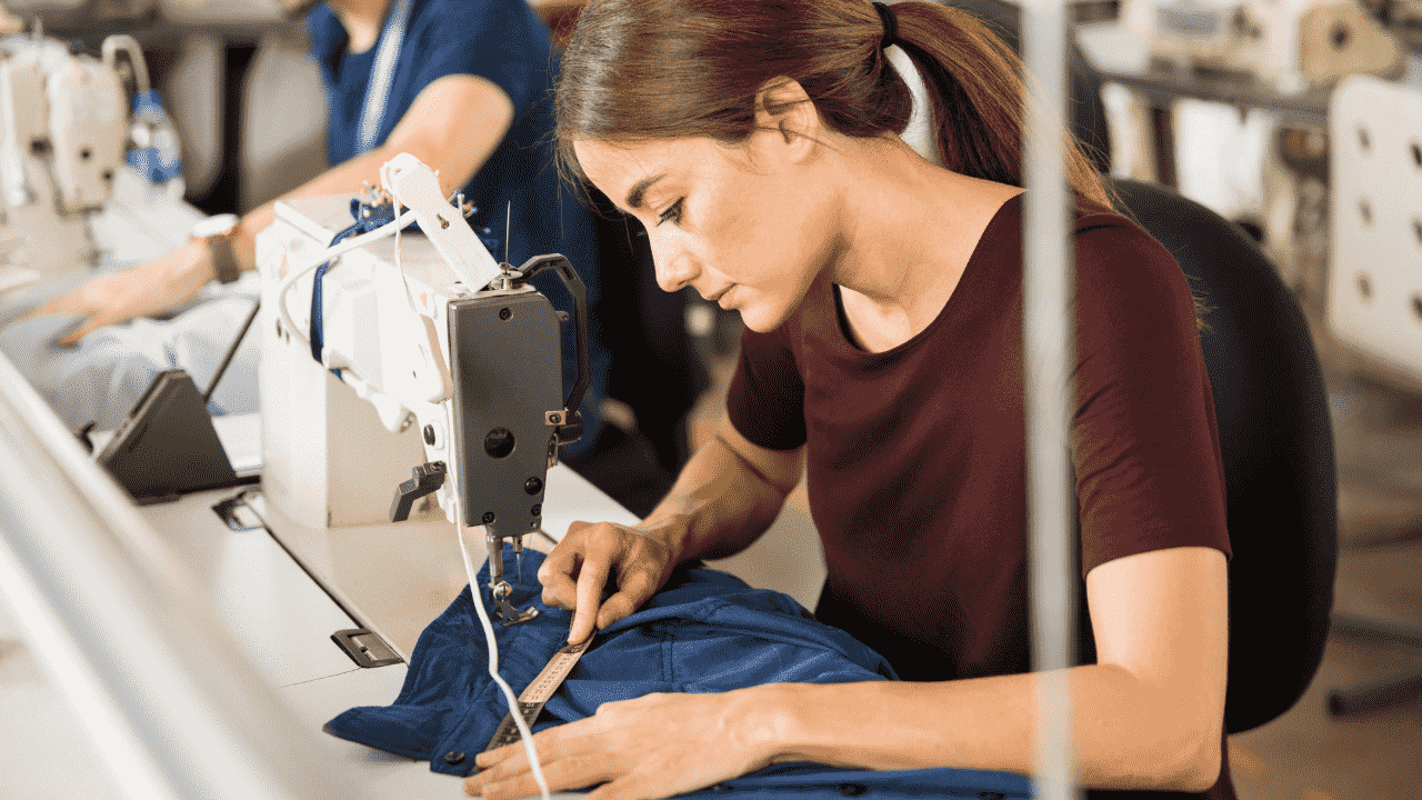 Працівник на пошиття одягу (швачка/швець).