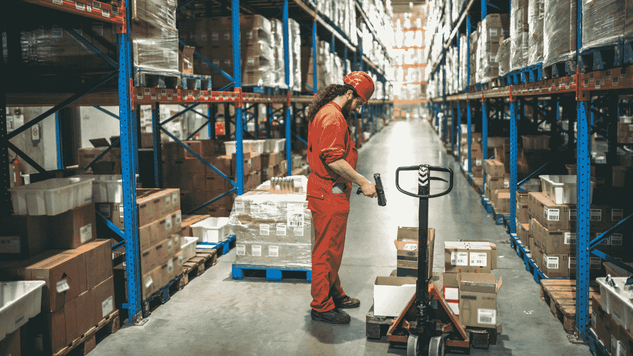 Працівник логістичного складу мережі магазинів Kaufland