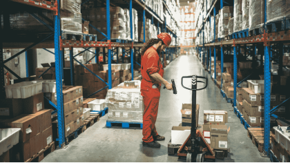 Працівник логістичного складу мережі магазинів Kaufland