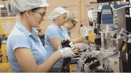 Працівник на виробництві запчастин для автомобілів Mobase