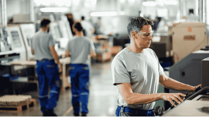 Працівник на виробництво металевих елементів в автомобільній промисловості