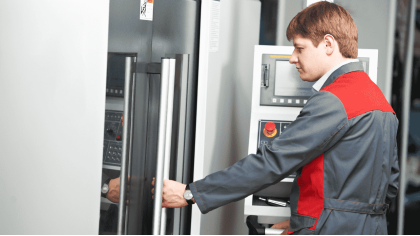 Працівник на завод по нанесенні друку на вироби 